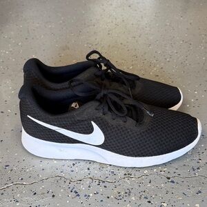 Nike Men's Black and White Sneakers